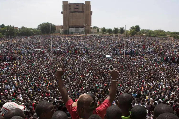 
	Manifestantes se reunem em pra&ccedil;a da capital de Burkina Fasso, Ouagadougou
 (Joe Penney/Reuters)