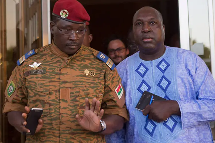 O tenente Isaac Zida (e) encontra o líder opositor Zephirin Diabre na capital de Burkina Faso (REUTERS/Joe Penney)