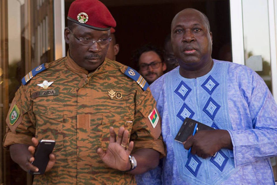 Exército de Burkina Fasso promete transição de união