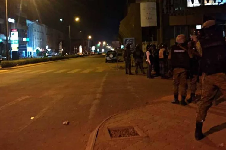 
	Soldados pr&oacute;ximos a ataque em hotel em Burkina Faso
 (REUTERS)