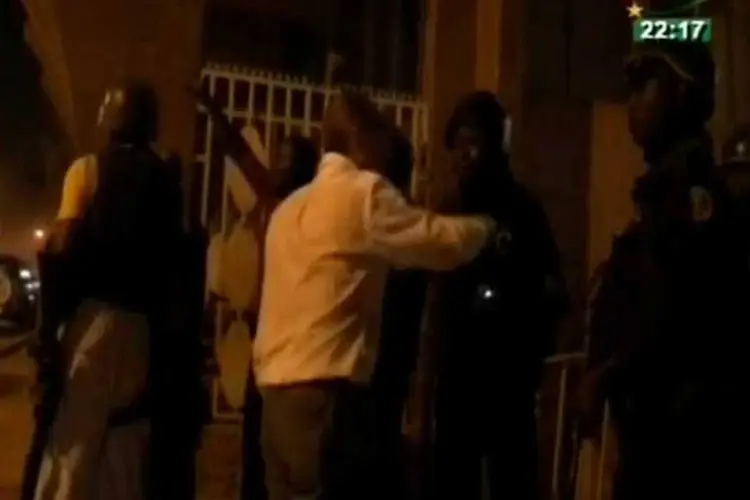 
	Movimenta&ccedil;&atilde;o em frente a hotel onde ocorreu ataque em Burkina Fasso
 (REUTERS)