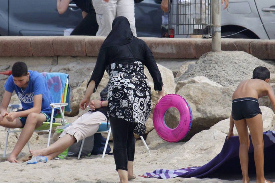 Justiça francesa suspende proibição de burkini em Nice