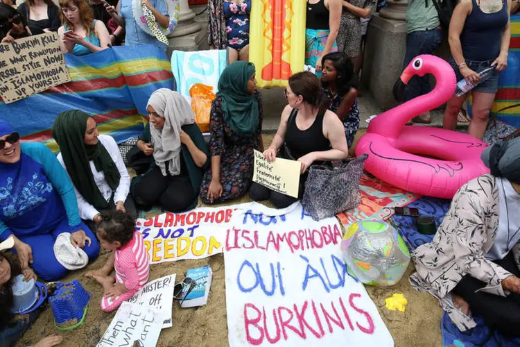 
	Protesto: ao protesto tamb&eacute;m compareceram muitas mulheres n&atilde;o mu&ccedil;ulmanas
 (Neil Hall/Reuters)