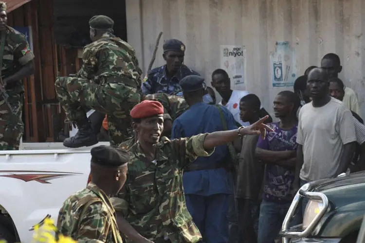 
	Burundi: a viol&ecirc;ncia aumentou esta semana no pa&iacute;s, com v&aacute;rios ataques com granadas contra civis e policiais em Bujumbura e em outras &aacute;reas
 (REUTERS/Jean Pierre Aime Harerimana)