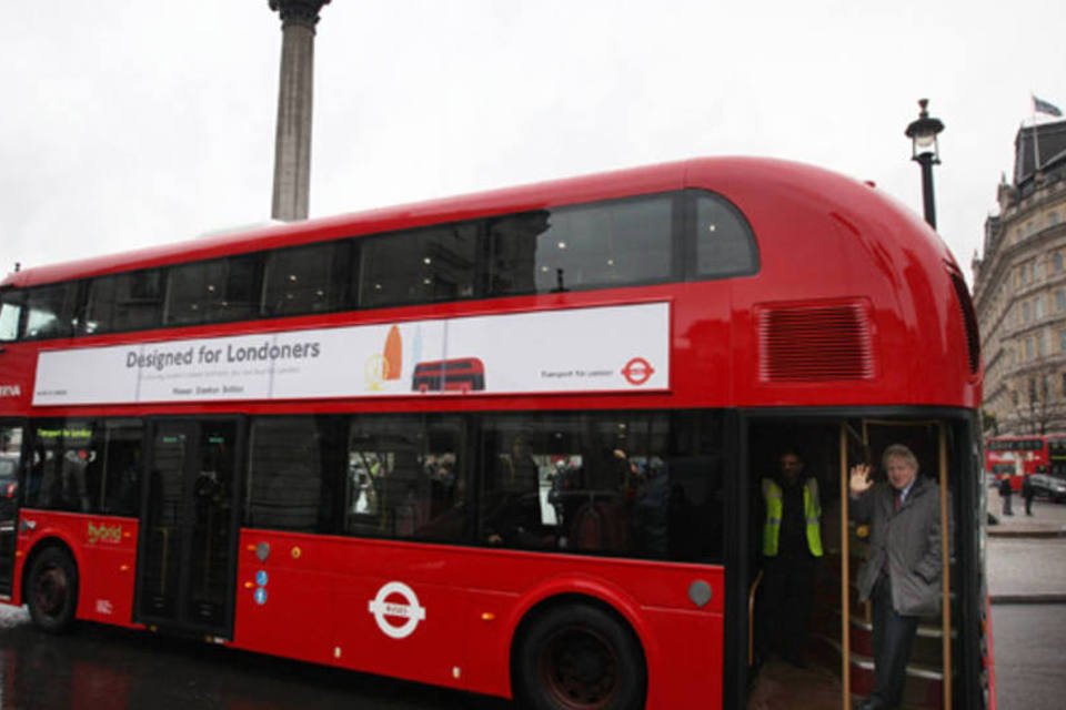 Novo ônibus de 2 andares começa a circular em Londres