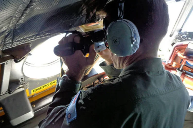 
	For&ccedil;a A&eacute;rea da Austr&aacute;lia em busca por avi&atilde;o: nova &aacute;rea de buscas &eacute; maior, por&eacute;m mais perto da costa australiana, permitindo que os avi&otilde;es envolvidos passem mais tempo na regi&atilde;o
 (Royal Australian Air Force/Handout via Reuters)