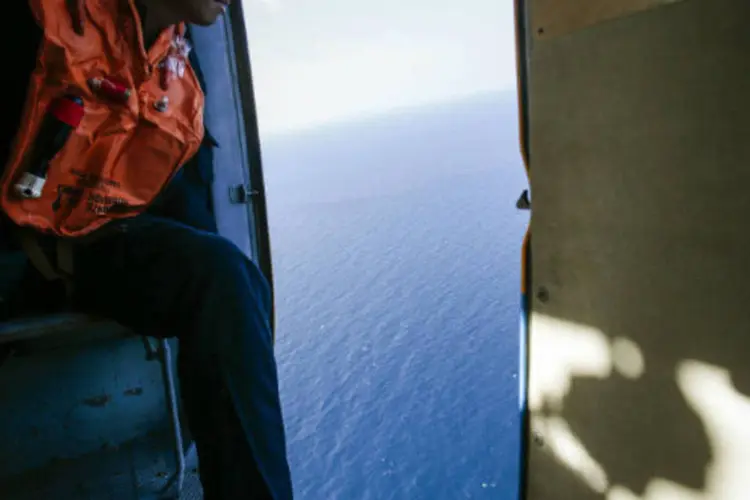 Militar olha para o mar durante operação de busca de avião desaparecido: agências de inteligência participam de investigação que procura esclarecer o que aconteceu (Athit Perawongmetha/Reuters)