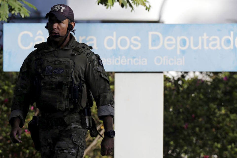 PF encerra busca e apreensão na residência de Eduardo Cunha