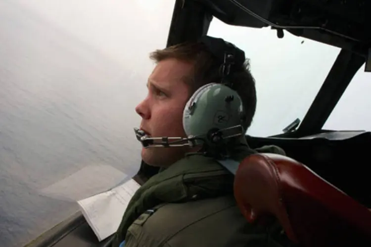 Marc Smith, copiloto da Força Aérea australiana, durante buscas pelo voo MH370 da Malaysian Airlines no Oceano Índico (Richard Wainwright/Reuters)
