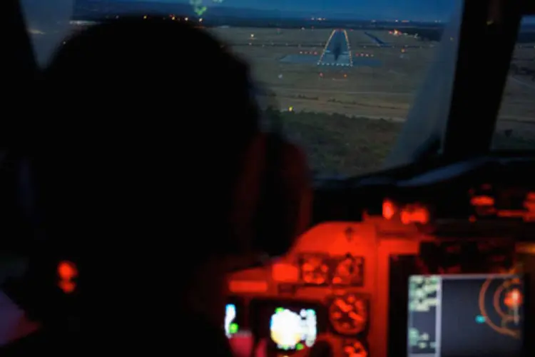Copiloto da Real Força Aérea Australiana direciona sua aeronave rumo à pista de pouso na base aérea de Pearce, após uma missão de busca pelo voo MH370 da Malaysian Airlines (Richard Wainwright/Reuters)