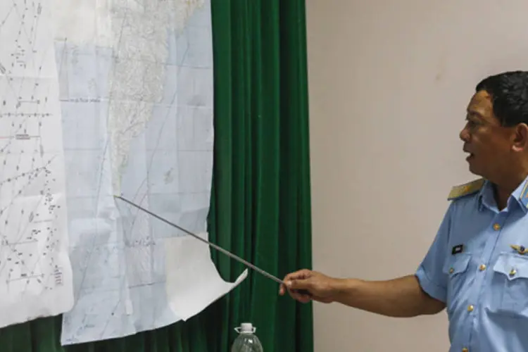 Vice-comandante da Força Aérea vietnamita, Do Minh Tuan, indica pontos em um mapa durante uma coletiva de imprensa, após uma missão para encontrar o voo MH370 da Malaysia Airlines que desapareceu (Athit Perawongmetha/Reuters)