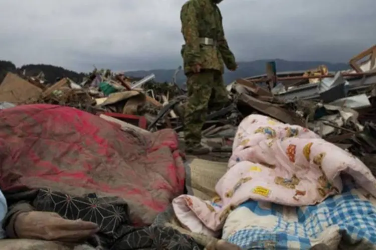 Militares japoneses continuam buscando vítimas dos desastres naturais no país (Paula Bronstein/Getty Images)