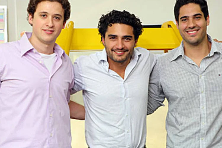 Romero Rodrigues, presidente do BuscaPé (no centro) e os fundadores do SaveMe, Guilherme Wroclawski (esquerda) e Heitor Chaves (direita): startups são motor de inovação para a empresa
