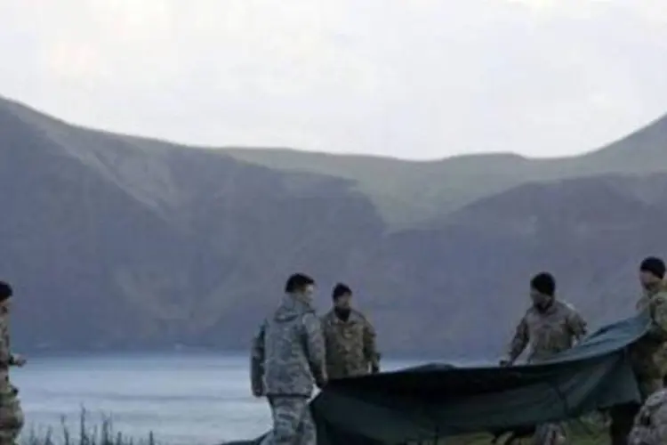 s trabalhos de busca dos corpos são realizados por equipes da Força Aérea e da Marinha chilena (Luis Hidalgo/AFP)