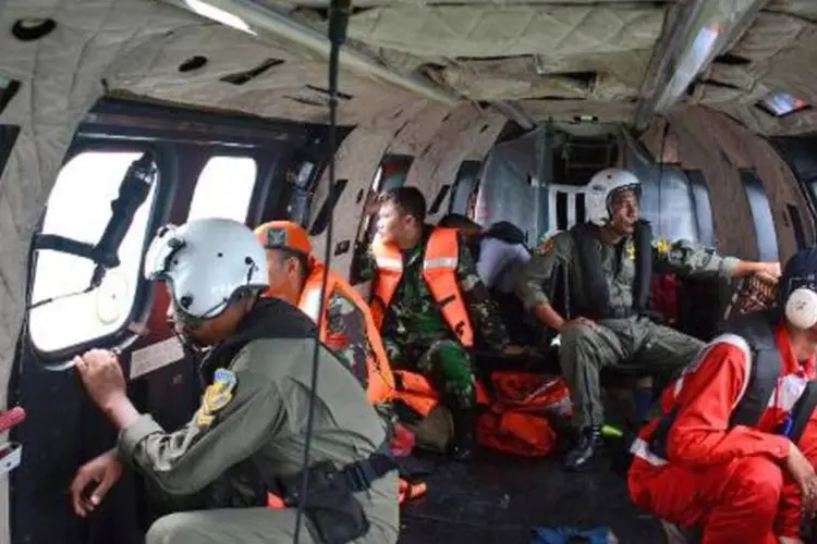 
	Membros da avia&ccedil;&atilde;o indon&eacute;sia sobrevoam mar de Java: at&eacute; o momento, as equipes de resgate encontraram 48 corpos das 162 pessoas que viajavam a bordo
 (Dewi Nurcahyani/AFP)