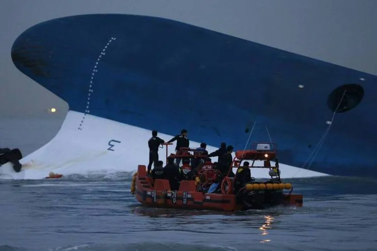
	Naufr&aacute;gio de Sewol: &quot;Mesmo que seja imposs&iacute;vel transmitir a ordem, por favor saia e deixe os passageiros usarem coletes salva-vidas&quot;
 (Kim Hong-Ji/Reuters)