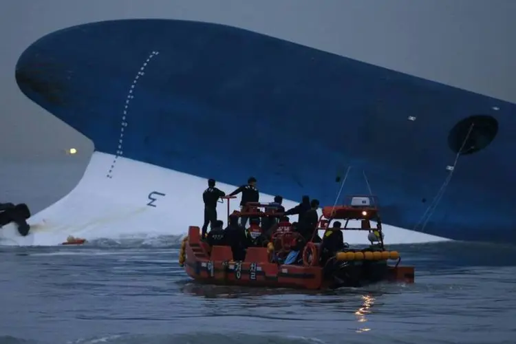 Guarda costeira busca passageiros desaparecidos no local em que a barca "Sewol" virou, no mar de Jindo, na Coreia do Sul (Kim Hong-Ji/Reuters)