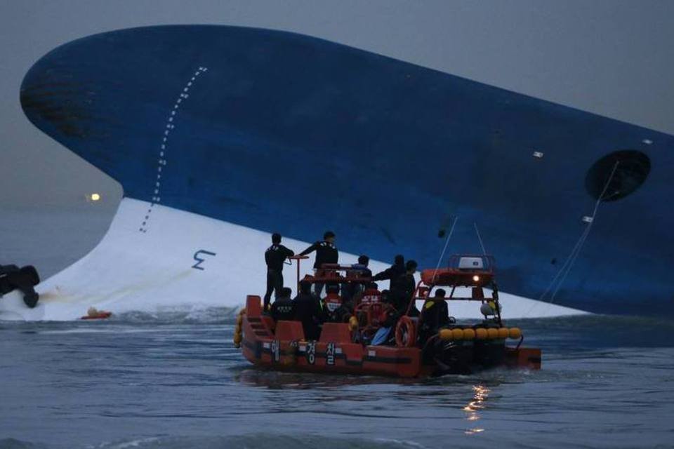 Segue a busca por quase 300 sul-coreanos após naufrágio