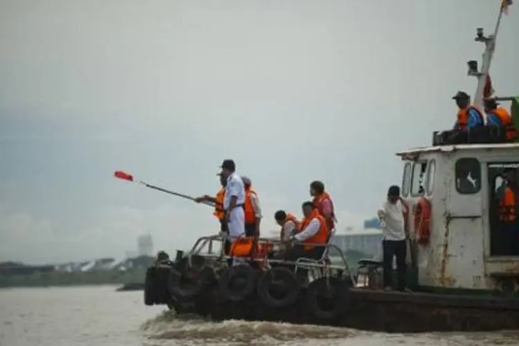 Equipe local faz buscas pelo sino no Rio Yangon, na Birmânia (Ye Aung Thu/AFP)