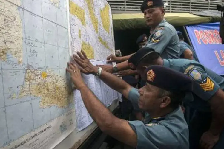 Funcionários da Força Aérea indonésia mostram em coletiva de imprensa área de buscas por avião da AirAsia (Juni Kriswanto/AFP)