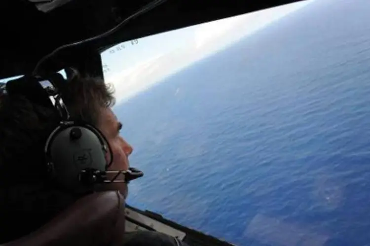 
	Buscas pelo avi&atilde;o do voo MH370: &quot;Minha equipe viu os destro&ccedil;os. N&atilde;o s&atilde;o do MH370, nem sequer s&atilde;o material de avi&atilde;o&quot;, declarou o ministro Liow
 (Greg Wood/AFP)