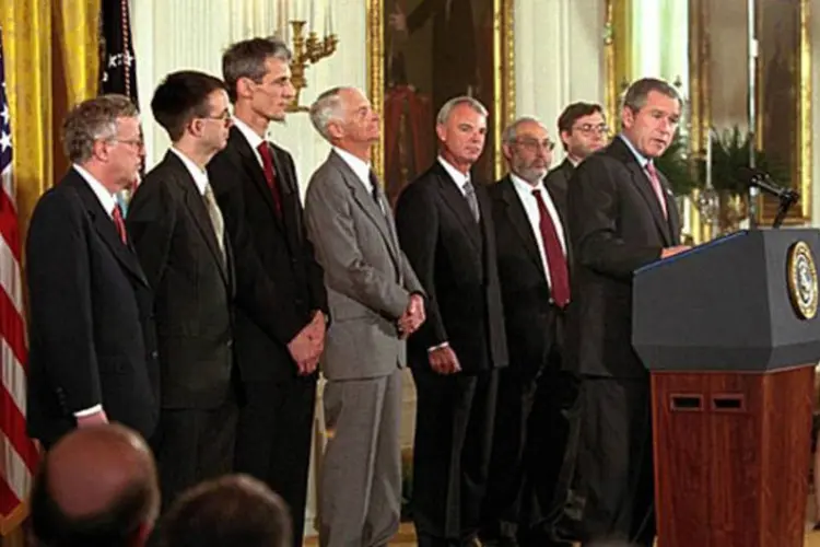George Bush recepciona vencedores do Nobel 2001, em 27 de novembro de 2001. William Knowles é o quarto da esquerda
 (Wikimedia Commons)