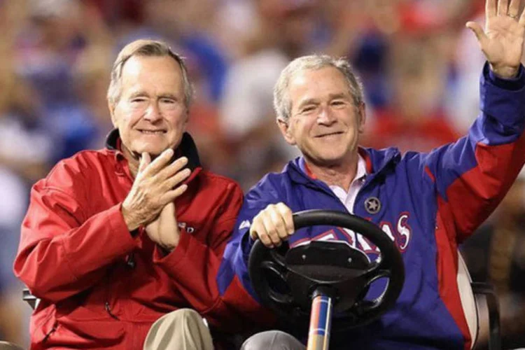 
	Os ex-presidentes George W. Bush (d) e George H.W. Bush: hackers teriam acessado diversas contas de e-mail da fam&iacute;lia Bush
 (AFP/ Christian Petersen)