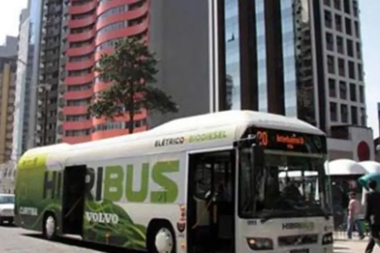 Fabricado com tecnologia suíça, o ônibus híbrido utiliza o motor elétrico para o arranque e, em seguida, entra em ação o motor a diesel.  (.)