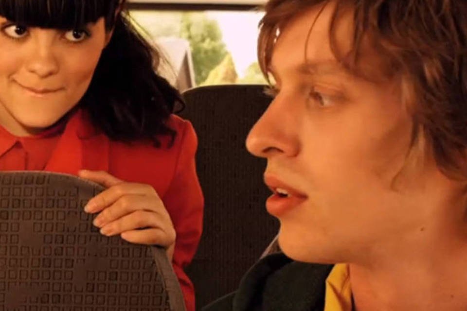 Casal vive caso de amor em filme de empresa de ônibus