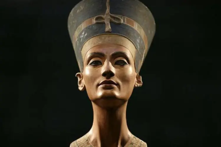 
	Busto da rainha Nefertiti: Imagens de alta resolu&ccedil;&atilde;o mostram pequenas rachaduras nos muros do t&uacute;mulo de Tutanc&acirc;mon que, segundo ele, mostram uma porta selada que leva a outra c&acirc;mara oculta
 (Reuters / Michael Sohn)