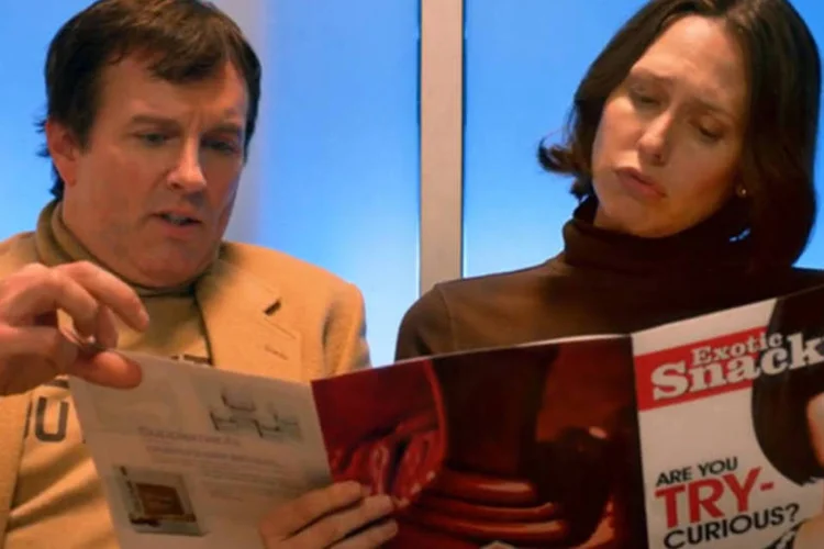 Casal que representa Chocolate e Manteiga de Amendoim: resposta para relacionamento virá no Super Bowl, na forma de um lançamento da Nestlé, o Butterfinger Peanut Butter Cups (Reprodução/Nestlé)