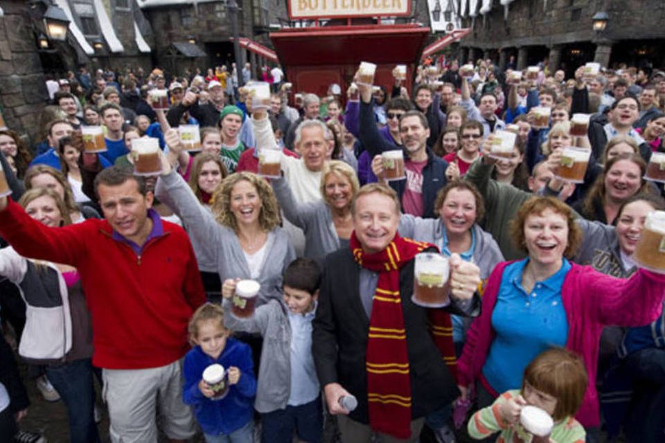 Fãs de Harry Potter brindam sucesso da saga com 'butterbeer'