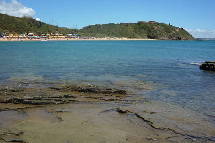 
	Praia da Tartaruga, em B&uacute;zios: jan&ccedil;ada longe da costa, a subst&acirc;ncia ainda n&atilde;o identificada chegou &agrave; orla pelas correntes marinhas
 (Fulviusbsas/Wikimedia Commons)