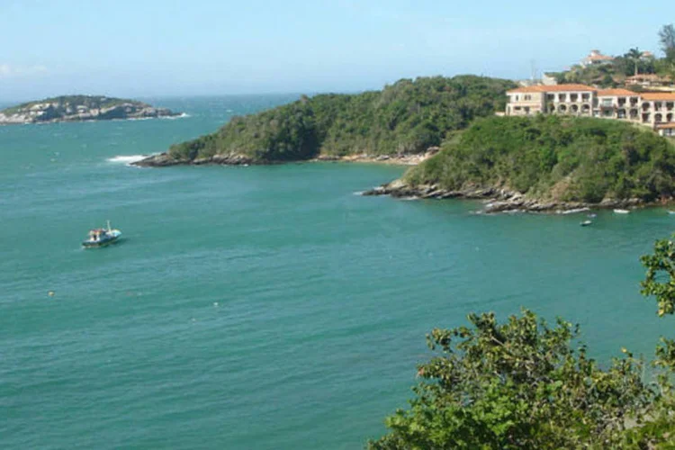 
	Praia em B&uacute;zios: o po&ccedil;o est&aacute; localizado a cerca de 143 quil&ocirc;metros da cidade de Arma&ccedil;&atilde;o dos B&uacute;zios
 (Wikimedia Commons / Mario Roberto Duran Ortiz)
