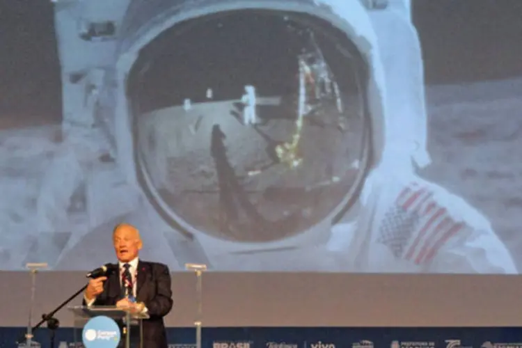 
	Buzz Aldrin: astronautas &quot;inspiraram gera&ccedil;&otilde;es a sonhar em grande estilo&quot;, expressou Obama
 (Gabriela Ruic/ EXAME.com)