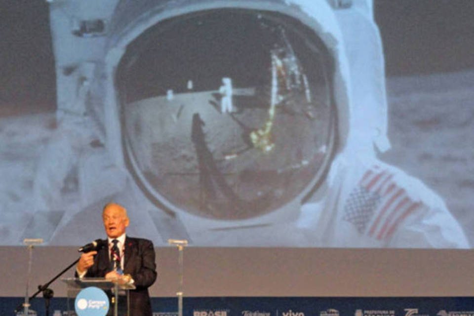 Obama recebe astronautas após 45 anos de viagem à Lua