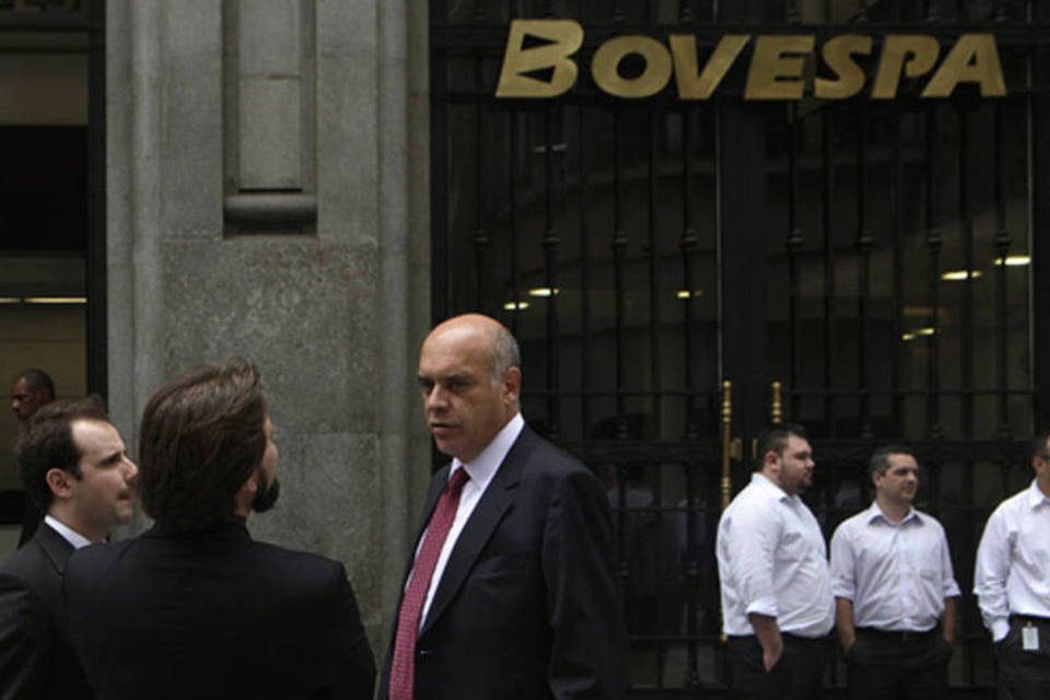 Ibovespa reduz queda com recuperação de Petrobras e BB