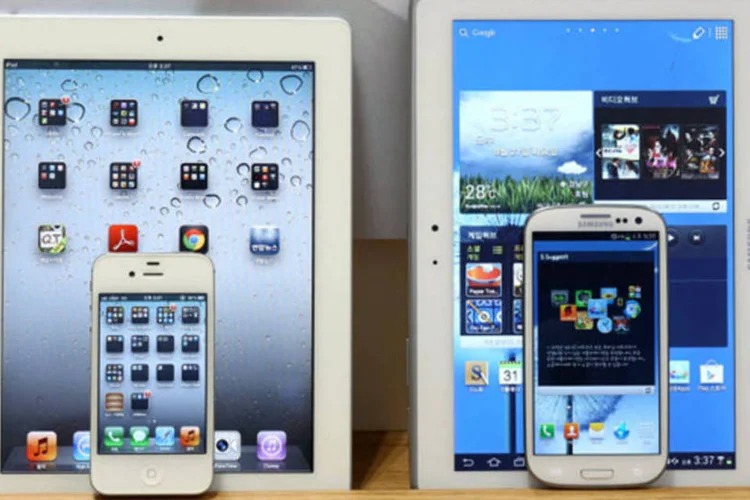 iPhone 4S e um iPad da Apple junto com um Galaxy Tab 10.1 e Galaxy S III da Samsung (SeongJoon Cho/Bloomberg)