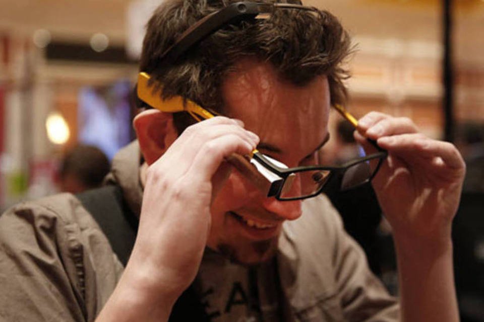 
	Homem testa Google Glass na CES 2014: a startup informa que &eacute; poss&iacute;vel detectar sentimento das pessoas baseando-se no reconhecimento de express&otilde;es faciais
 (Patrick T. Fallon/Bloomberg)