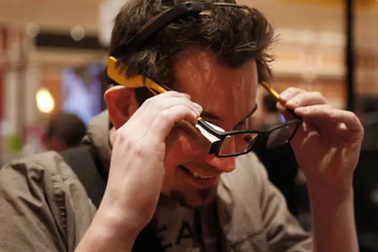 Homem testa um Google Glass durante a CES 2014, em Las Vegas: Internet das Coisas se refere a tecnologias como veículos robóticos, óculos e relógios informatizados (Patrick T. Fallon/Bloomberg)