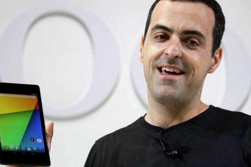Hugo Barra, vice-presidente de produto do Google, mostra o novo Nexus 7 em uma apresentação em San Francisco, Califórnia (Tony Avelar/Bloomberg)