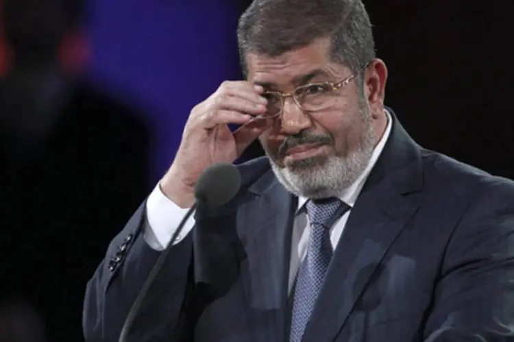 
	Mohamed Mursi: imprensa chegou a noticiar que ele havia desembarcado na academia de pol&iacute;cia do Cairo, mas depois desmentiu a informa&ccedil;&atilde;o, atribuindo o cancelamento da viagem ao mau tempo
 (Jin Lee/Bloomberg)