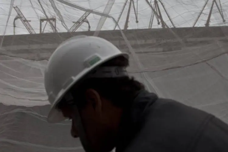 Trabalhador no campo de obras para a demolução do Elevado da Perimetral, no Rio de Janeiro (Dado Galdieri/Bloomberg)