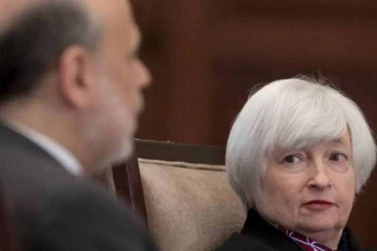 
	Janet Yellen, ent&atilde;o vice do Federal Reserve, encara Ben S. Bernanke durante seu discuso de abertura em um reuni&atilde;o em Washington
 (Andrew Harrer/Bloomberg)