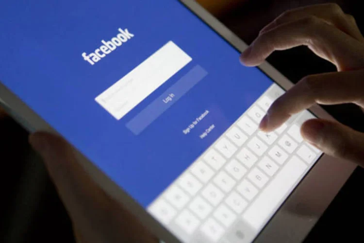 
	Aplicativo do Facebook: site n&atilde;o &eacute; apenas uma rede social que conecta pessoas, mas tamb&eacute;m &eacute; uma ferramenta capaz de contagiar as emo&ccedil;&otilde;es
 (Andrew Harrer/Bloomberg)