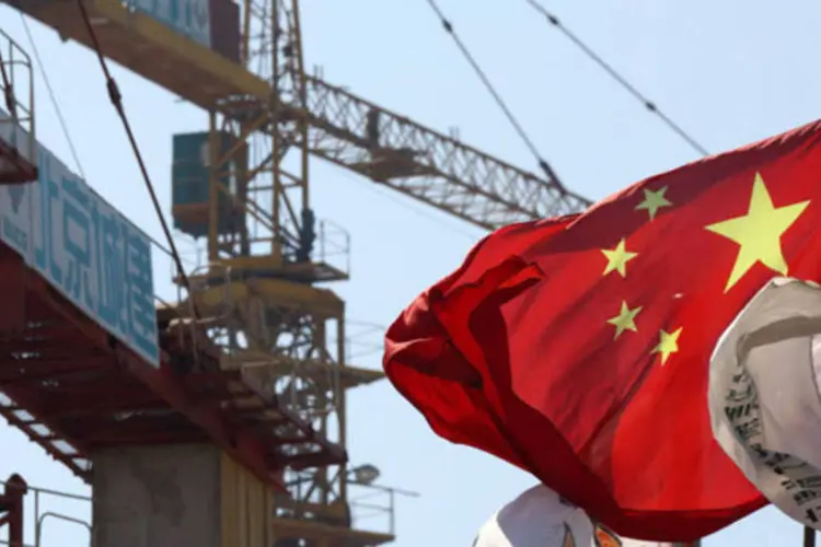 
	Bandeira da China em frente a constru&ccedil;&atilde;o: a&ccedil;&otilde;es foram impulsionadas por indicadores positivos sobre a economia do pa&iacute;s
 (Tomohiro Ohsumi/Bloomberg/Bloomberg)