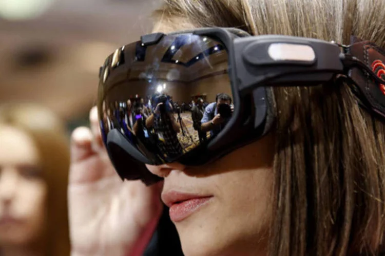 Repórter de televisão veste os óculos Liquid Image OPS (Operation Powder Search) para esportes de inverno durante a CES de 2014, em Las Vegas (Patrick T. Fallon/Bloomberg)