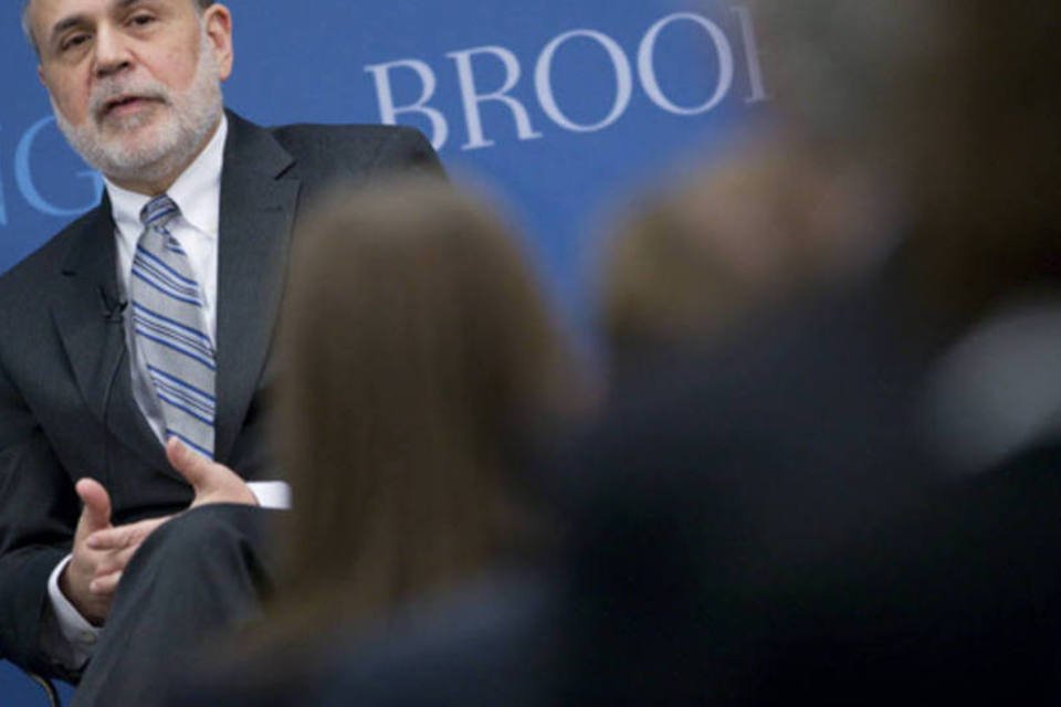 Compra de títulos tem sido útil, diz Bernanke