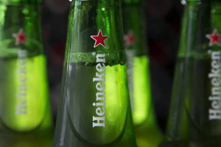 
	Heineken: empresa acertou a venda do neg&oacute;cio de embalagens por 1,23 bilh&atilde;o de d&oacute;lares
 (Susana Gonzalez/Bloomberg)
