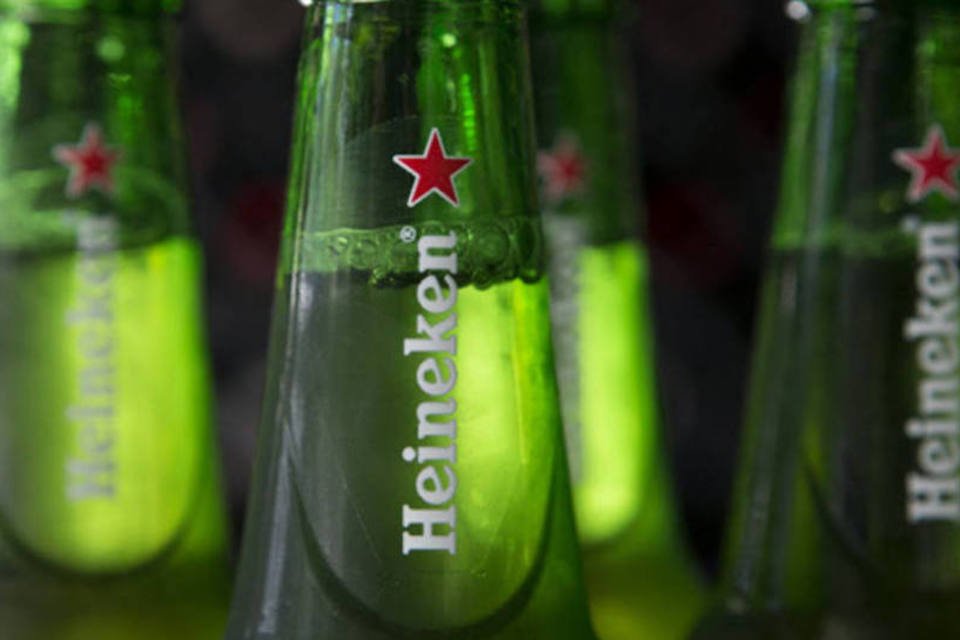 
	Garrafas de cerveja da Heineken: companhia informou que, no Brasil, o volume de cerveja caiu &quot;um &uacute;nico d&iacute;gito m&eacute;dio&quot;
 (Susana Gonzalez/Bloomberg)